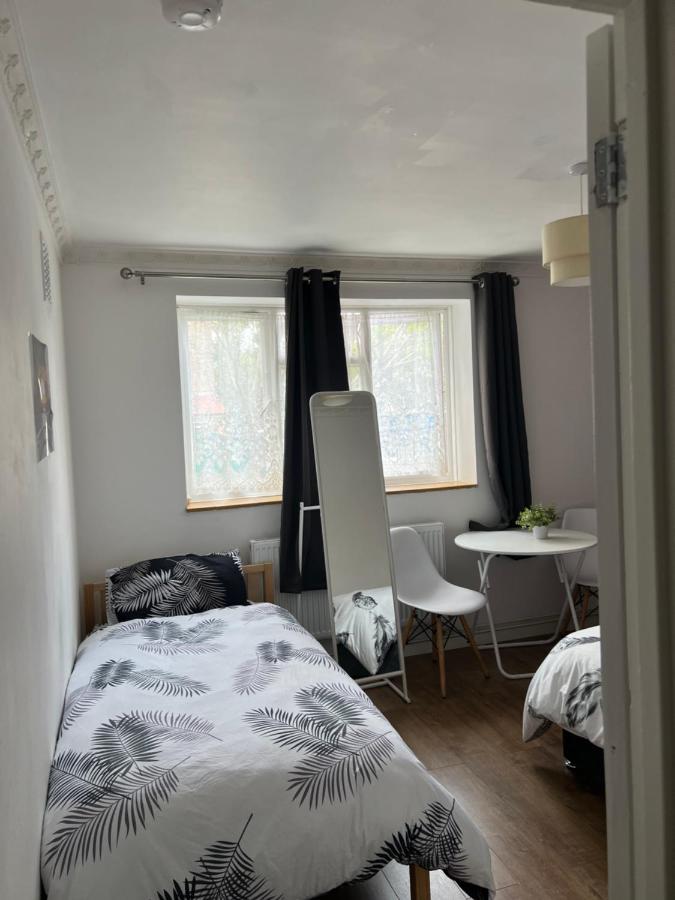 Private Room With Two Beds Near Central Londres Extérieur photo